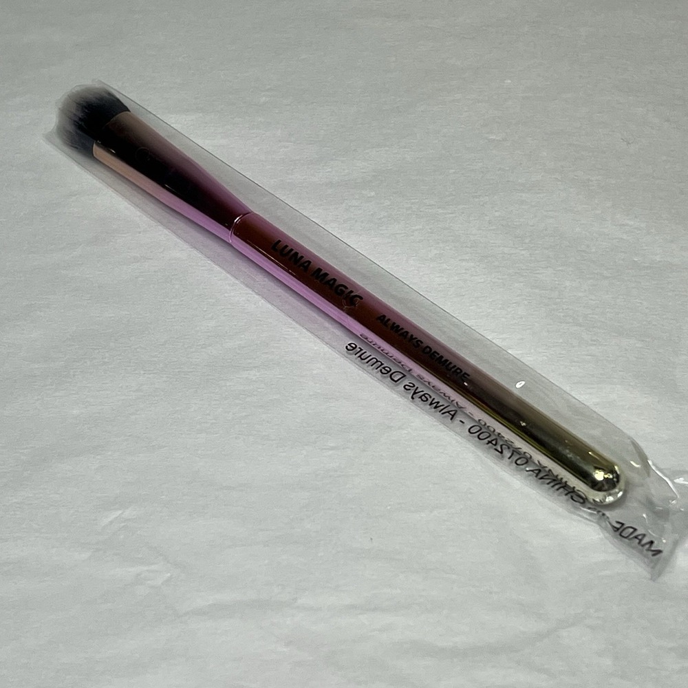 LUNA MAGIC Always Demure Concealer‎ Brush NEW